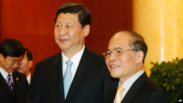 Chủ tịch Trung Quốc Tập Cận Bình (trái) được Chủ tịch Quốc hội Việt Nam Nguyễn Sinh Hùng (phải) tiếp đón tại Hà Nội ngày 21/12/2011.