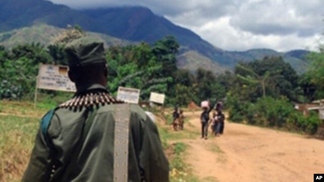 Congolese army (FARDC) soldiers patrolling in Mboko in South Kivu (2009 file photo)