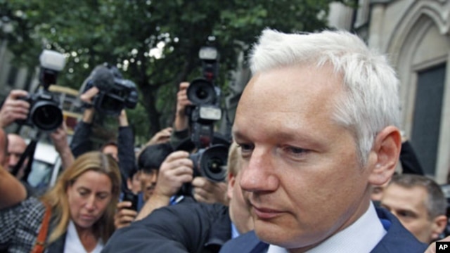 WikiLeaks founder Julian Assange leaves the High Court in London, July 13, 2011 (file photo)