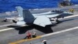 Thủy thủ Mỹ khởi động một chiến đấu cơ Super Hornet F/A-18F trên boong tàu sân bay USS Ronald Reagan (CVN 76).