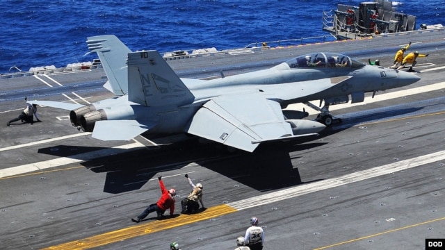 Thủy thủ Mỹ khởi động một chiến đấu cơ Super Hornet F/A-18F trên boong tàu sân bay USS Ronald Reagan (CVN 76).
