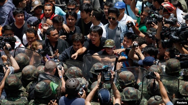 Người biểu tình đụng độ với binh sĩ tại khu mua sắm ở thủ đô Bangkok, ngày 25/5/2014.
