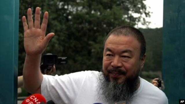 中国著名艺术家和异议人士艾未未(资料照片)