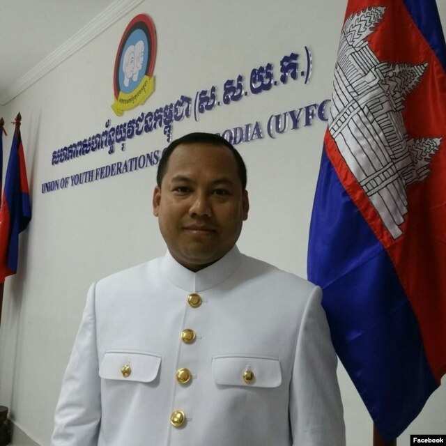 លោក ឡុង ឌីម៉ង់ គឺជា​អតីត​អ្នក​នាំពាក្យ និង​ជា​អនុ​ប្រធាន​រដ្ឋបាល​នៃ​សាលា​រាជធានី​ភ្នំពេញ ហើយ​ថ្មីៗនេះ​ត្រូវបាន​តែងតាំង​ជា​ឯកអគ្គ​រាជទូត​កម្ពុជា​ប្រចាំ​នៅ​ប្រទេស​កូរ៉េ​ខាង​ត្បូង។ (រូបថត​ដកស្រង់​ចេញ​ពី​ទំព័រ​ហ្វេសប៊ុក​របស់​លោក ឡុង ឌីម៉ង់)