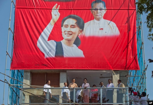 Bà Aung San Suu Kyi phát biểu từ ban công của trụ sở đảng NLD ở Yangon, Myanmar, ngày 9/11/2015.