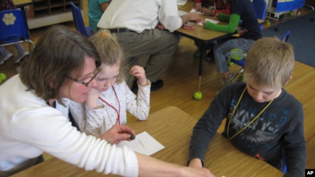 Four Winds Director Lisa Purcell leads a science workshop for 1st graders at Barstow Memorial School in Chittenden, Vermont.