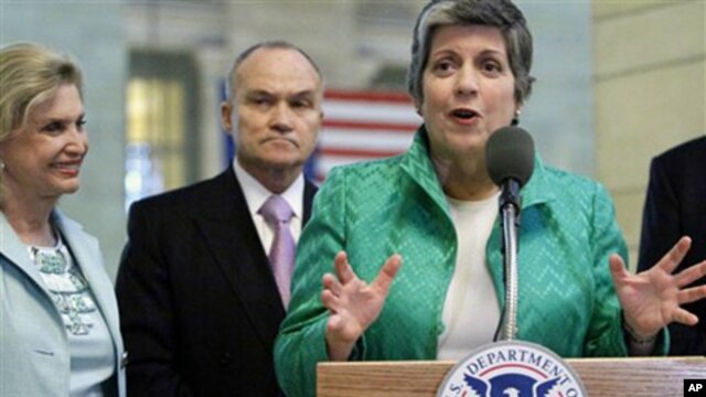 U.S. Rep. Carolyn Maloney (l), and NYC Police Commissioner Ray Kelly, listen as Secretary of Homeland Security Janet Napolitano speaks during a news conference in New York, April 20, 2011