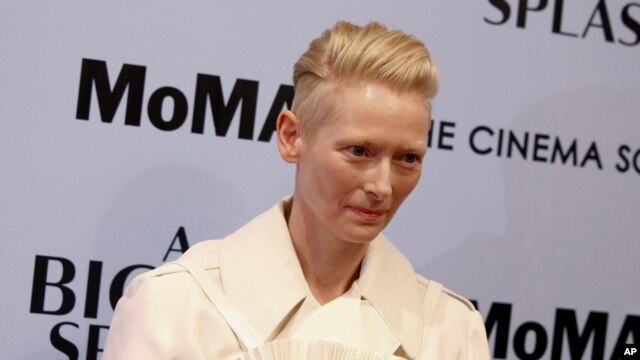 金发碧眼的英国影星蒂尔达·斯温顿(Tilda Swinton)扮演《奇异博士》原著中的法力强大的藏人男法师“古一”(Ancient One)