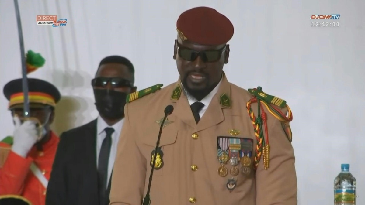 Le colonel Doumbouya prête serment comme président de transition en Guinée