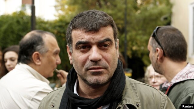 Redaktur majalah mingguan "Hot Doc", Costas Vaxevanis menunggu di luar gedung pengadilan di Athena, Yunani (Foto: dok). Vaxevanis kembali diadili setelah mempublikasikan nama ribuan warga Yunani pemilik rekening bank di Swiss (16/11).