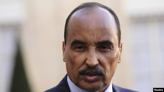 Mauritania's President Mohamed Ould Abdel Aziz listens to French President as they speak to journalists after a meeting at the Elysee Palace in Paris, November 20, 2012.  
