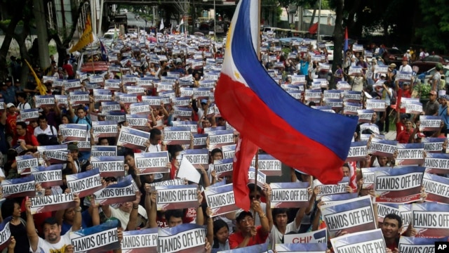 Người biểu tình Philippines mang biểu ngữ chống Trung Quốc vào ngày lễ Độc lập 12/6/2015.