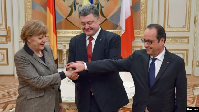 Từ trái: Thủ tướng Đức Angela Merkel, Tổng thống Ukraine Petro Poroshenko, và Tổng thống Pháp Francois Hollande, trong cuộc họp về kế hoạch mới tái lập hòa bình cho Ukraine, 5/2/15