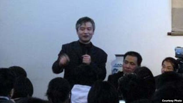 北大法学院教授贺卫方（站立）参加中国维权律师现状的研讨会（网络图片）