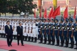 2013年9月习近平主席和到访的老挝国家主席朱马利·赛雅颂检阅仪仗队