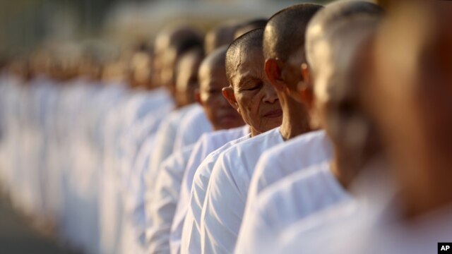 Hundreds of Buddhist nuns wait in line at the Royal Palace to pay their respects to the late former Cambodian King Norodom Sihanouk in Phnom Penh, file photo. 