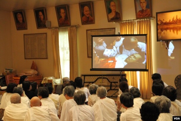 ពលរដ្ឋ​ខ្មែរ-អាមេរិកាំង​ទស្សនា​ការ​បង្ហាញ​រូបភាព​សាក​សព​លោក កែម ឡី​ក្នុង​ពិធី​បុណ្យ​ខួប​គម្រប់ ១០០ ថ្ងៃ សព​លោក កែម ឡី នៅ​វត្ត​ពុទ្ធិការាម ក្នុង​ទី​ក្រុង Silver Spring រដ្ឋ Marylandកាល​ពី​ថ្ងៃ​អាទិត្យ ទី១៦ ខែ​តុលា ឆ្នាំ២០១៦។ (សឿន វឌ្ឍនា/VOA)