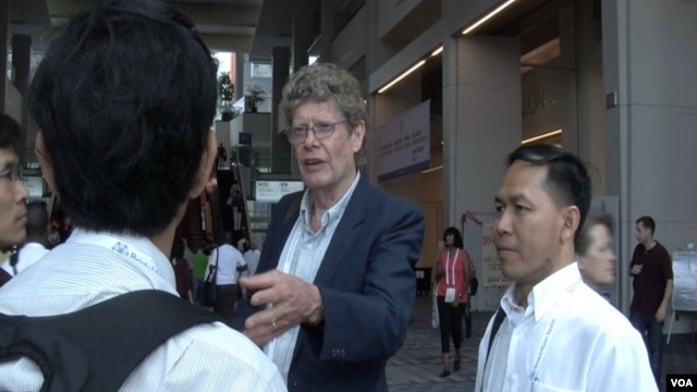 Peter Godwin, an international AIDS consultant (left) and Sim Kimsen, deputy chairman of the Cambodia’s National AIDS Authority (right).
