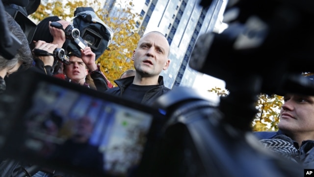 Russian opposition leader Sergei Udaltsov speaks to media after visiting the Russian Investigative Committee's office in Moscow, October 26, 2012.