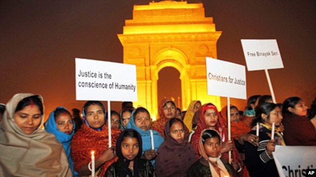 Demonstrators hold candles in front of the India Gate during a protest demanding the release of Indian doctor Binayak Sen in New Delhi, January 4, 2011