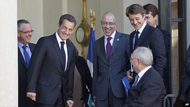 German Finance Minister Wolfgang Schaeuble, front right, looks at French President Nicolas Sarkozy, left, after a working lunch at the Elysee Palace in Paris, Oct. 14, 2011.