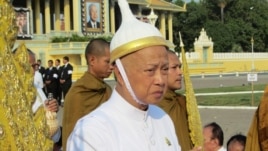 Cambodian prince and former first prime mininister Norodom Ranariddh walks during the funeral procession of his late father, King Father Norodom Sihanouk on February 1, 2013. (Heng Reaksmey/VOA Khmer)