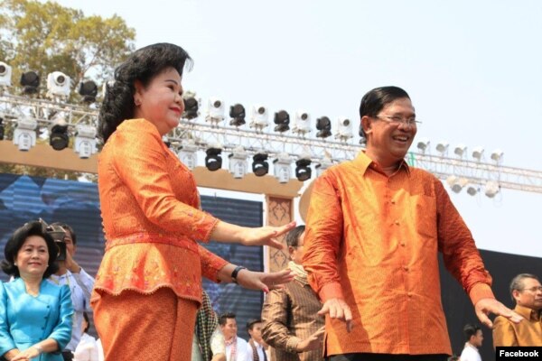 លោកនាយករដ្ឋមន្ត្រី ហ៊ុន សែន ចូលរួមអបអរសាទរពិធីបុណ្យចូលឆ្នាំប្រពៃណីខ្មែរ ជាមួយនឹងក្រុមគ្រួសាររបស់លោក និងមន្ត្រីរដ្ឋាភិបាលផ្សេងៗទៀតនៅក្នុងកម្មវិធីអង្គរសង្ក្រាន្តប្រចាំឆ្នាំដែលប្រារព្ធធ្វើឡើងនៅទឹកដីអង្គរ ខេត្តសៀមរាប ចាប់ពី ថ្ងៃទី១៣ រហូតដល់ថ្ងៃទី១៥ ខែមេសា ឆ្នាំ២០១៦។ (រូបថតដកស្រង់ចេញពីទំព័រហ្វេសប៊ុករបស់លោកនាយករដ្ឋមន្ត្រី)