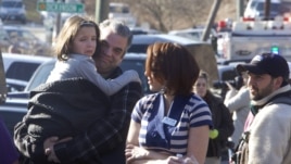 Para orangtua menjemput anak-anaknya dari Sekolah Dasar Sandy Hook, Newton, Connecticut, menyusul penembakan yang terjadi. (Foto: Reuters)