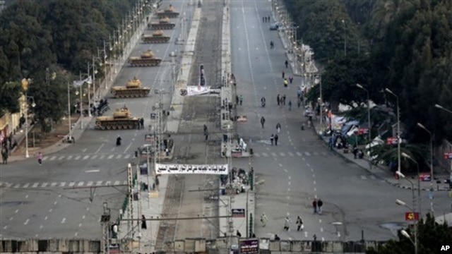 Tank-tank dikerahkan di depan istana presiden di Kairo setelah kelompok- kelompok masyarakat madani mendesak pemungutan suara putaran pertama diulang karena adanya dugaan kecurangan. (AP/Hassan Ammar).
