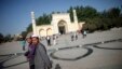 Warga Uighur berjalan di depan masjid di Kashgar, propinsi Xinjiang (Foto: dok). Pengadilan di daerah ini dilaporkan telah menjatuhkan hukuman penjara atas 19 warga Uighur dengan tuduhan menghasut ekstrimisme agama.