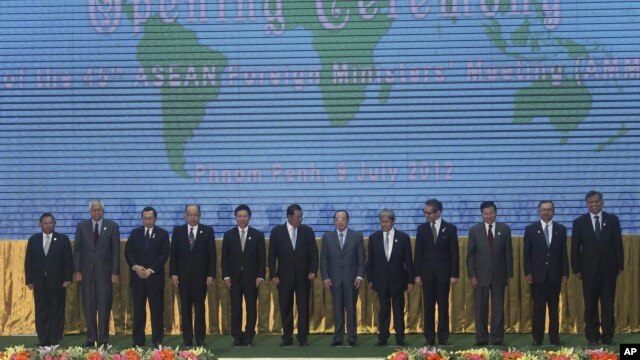 Các bộ trưởng Ngoại giao trong lễ khai mạc Hội nghị Thượng đỉnh lần thứ 45 tại Phnom Penh 09/07/2012.