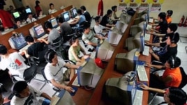 Chinese youth use computers at an Internet cafe in Beijing (File Photo)