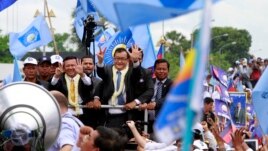 In a letter to the CPP’s president, Chea Sim, on Wednesday, Rescue Party President Sam Rainsy said the opposition was requesting an urgent meeting among negotiators, who have met three times so far but failed to find a compromise over investigating the election and the formation of a new government.