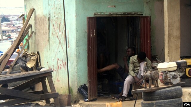 A building slated for destruction in Mpape, an informal settlement in the Nigerian capital, August 1, 2012. (Photo: VOA /Heather Murdock)