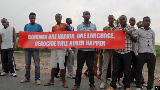 Vijana wa kiume wakiwasalimia wajumbe wa Baraza la Usalama la Umoja wa Mataifa baada ya wajumbe kuwasili mjini  ‪Bujumbura