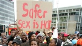Anti-AIDS protestors march in Cape Town, South Africa (Aprili 23, 2006) (Obed Zilwa/AP Photo)