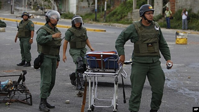 Los mitines en cárceles venezolanas se han vuelto frecuentes. En esta foto, soldados de la guardia nacional intentan contener la protesta en la cárcel El Rodeo I durante el pasado mes de junio. 