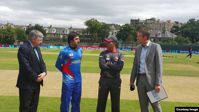 اضغر ستانکزی کپتان تیم ملی کرکت افغانستان ببا کپتان تیم امارات متحدۀ عرب