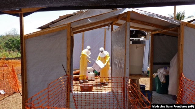 Nhân viên y tế của Tổ chức Y sĩ Không biên giới chuẩn bị khu vực cách ly và điều trị Ebola tại Gueckedou, Guinea.
