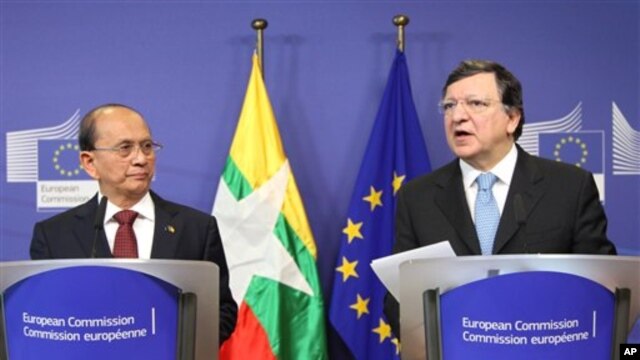 ျမန္မာသမၼတ ဦးသိန္းစိန္နဲ႔ EU ေကာ္မရွင္အႀကီးအကဲ Jose Manuel Barroso တို႔ ႏွစ္ဦး သတင္းစာရွင္းလင္းပြဲ ျပဳလုပ္
ေနစဥ္ (၅ မတ္လ ၂၀၁၃)