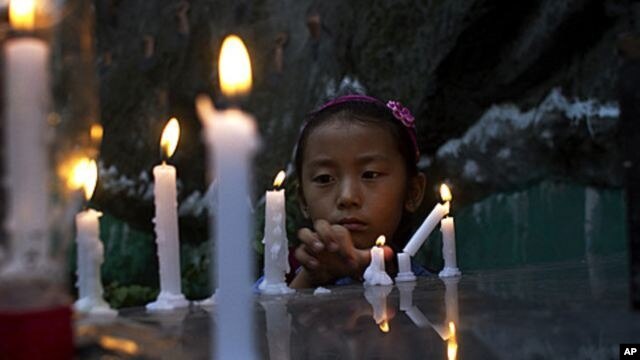 중국 간쑤성에서 분신 자살한 티베트 여성을 애도하기 위해 촛불을 밝히고 있는 티베트 소녀. (자료사진)