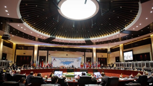European and Asian leaders take part in the closing ceremony for the ASEM Summit in Vientiane, Laos, November 6, 2012. 