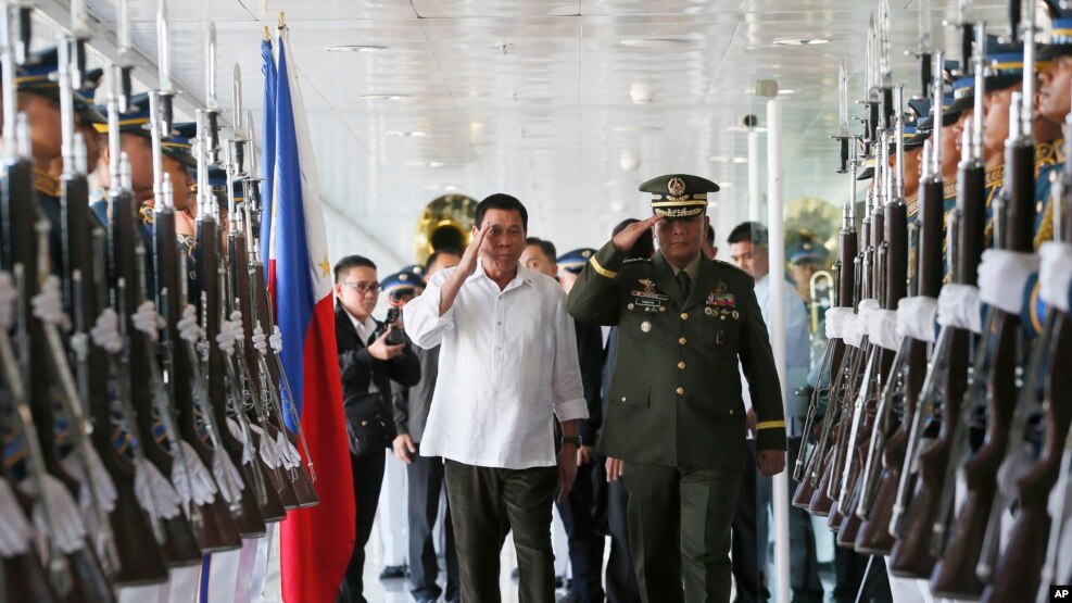 Tổng thống Philippines Rodrigo Duterte chào các binh sĩ trước khi lên đường thăm chính thức Nhật Bản, tại sân bay quốc tế Ninoy Aquino ở ngoại ô thành phố Pasay, phía nam Manila, Philippines, 25/10/2016.