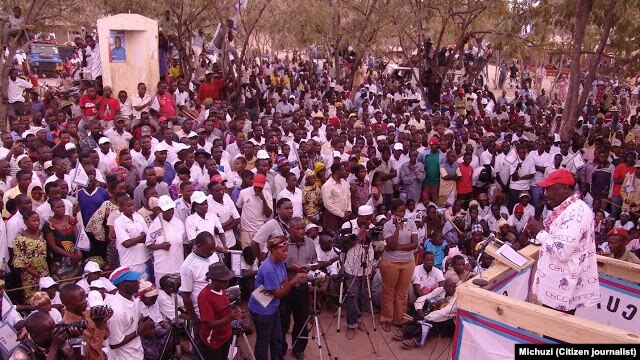 Profesa Lipumba akihutubia wanachama wa CUF