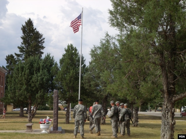 Members of the South Dakota’s 196th Army National Guard Regiment conduct a retreat ceremony at Ft. Meade, South Dakota. (VOA/J. Kent)