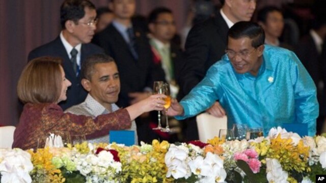 Tổng thống Mỹ Barack Obama, Thủ tướng Campuchia Hun Sen (bên phải), và Thủ tướng Úc Julia Gillard nâng ly tại bữa tối Hội Nghị Thượng Đỉnh Đông Á,Phnom Penh, 19/11/2012.