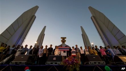 ထိုင္းအစိုးရဆန္႔က်င္ဆႏၵျပေနသူမ်ား ဘန္ေကာက္ရွိ ဒီမိုကေရစီအထိမ္းအမွတ္ေက်ာက္တုိင္မွာ စုေဝးေနၾကစဥ္။ (ဇန္နဝါရီ ၁၂၊ ၂၀၁၄။)