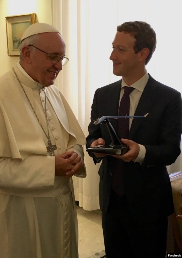 Mark Zuckerberg trao tặng Đức Giáo Hoàng Francis một máy bay không người lái của Facebook.