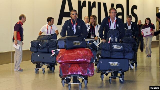 Integrantes del equipo olímpico de Italia cuando llegaban al aeropuerto de Heathrow, en la capital británica.