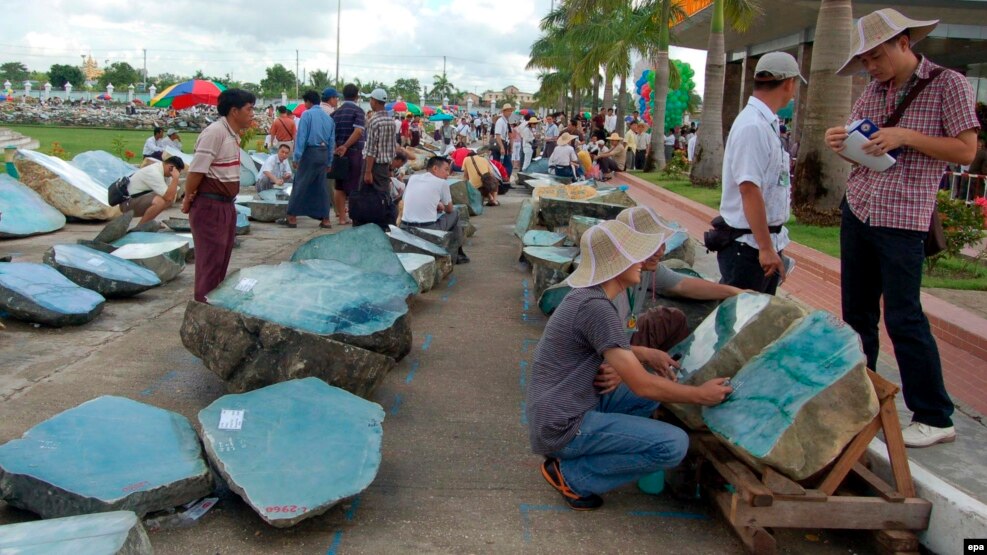 ေက်ာက္မ်က္ရတနာ အေရာင္းျပခန္း။ ( ဇူလုိင္ ၂၀၀၆)